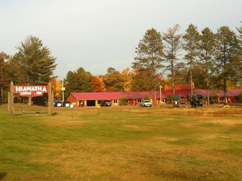 Hiawatha Lodge Inn イーグル・リバー エクステリア 写真