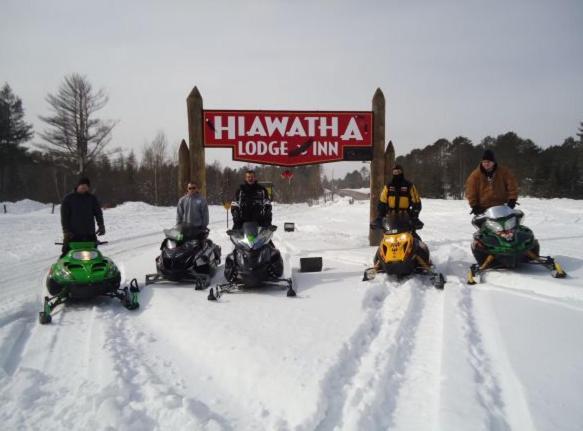Hiawatha Lodge Inn イーグル・リバー エクステリア 写真