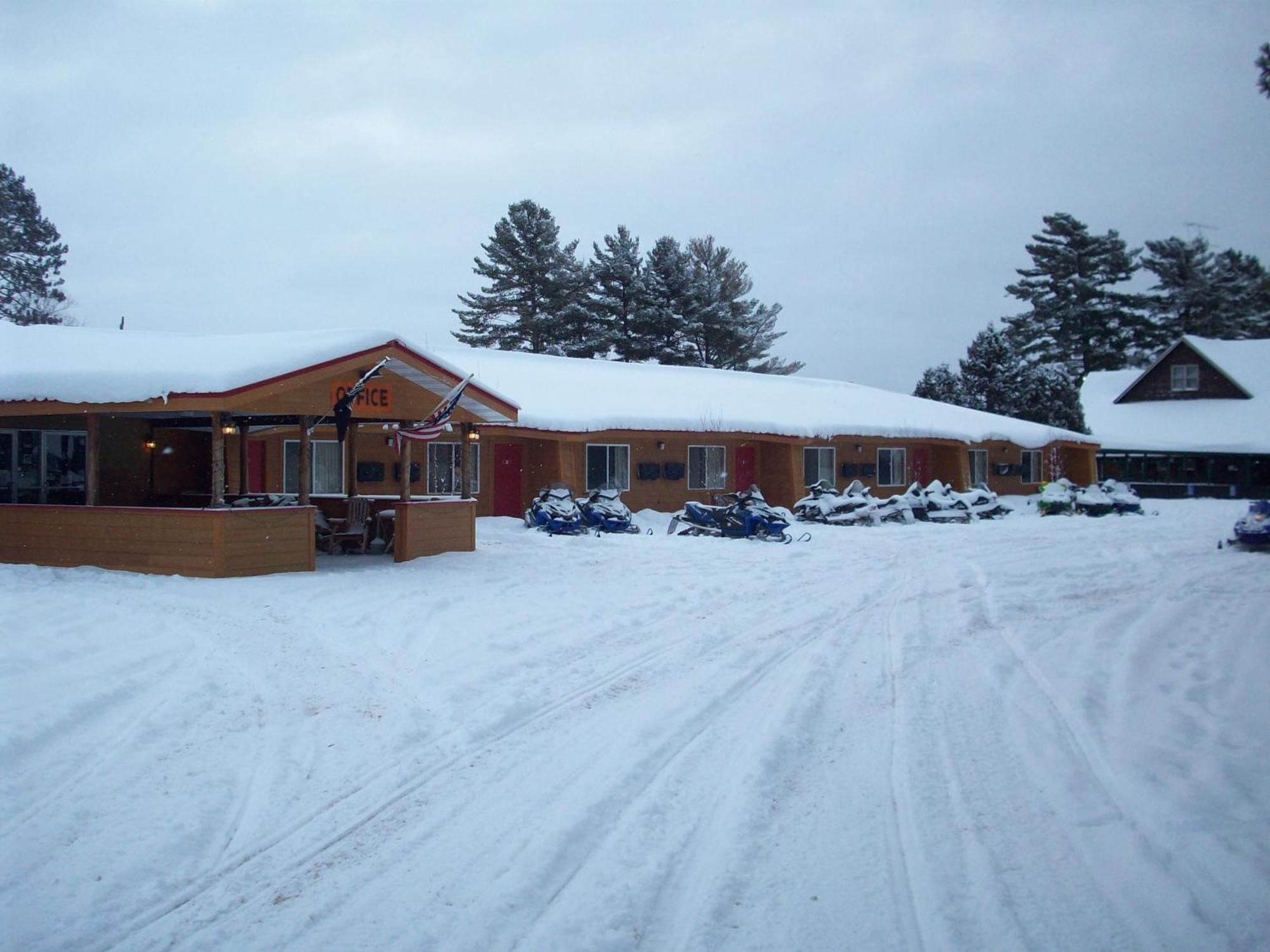 Hiawatha Lodge Inn イーグル・リバー エクステリア 写真